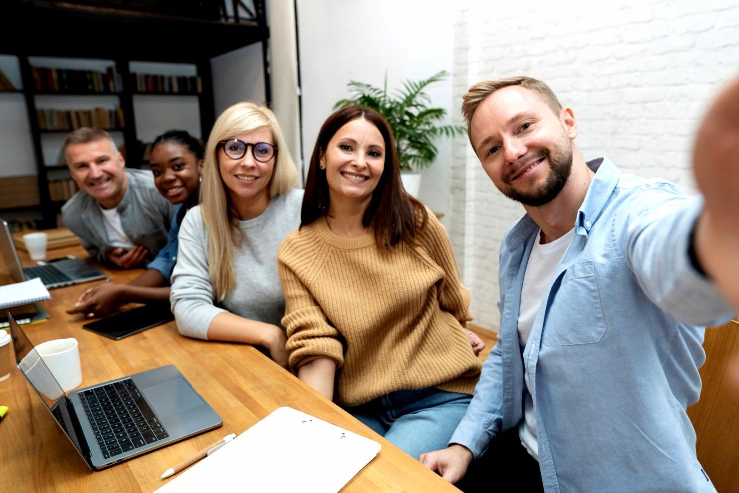 Equipo de trabajo colaborando en preparación de auditoría presupuestaria